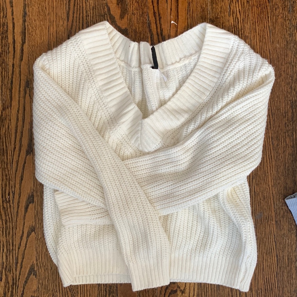 Chunky cable knit sweater 🤍